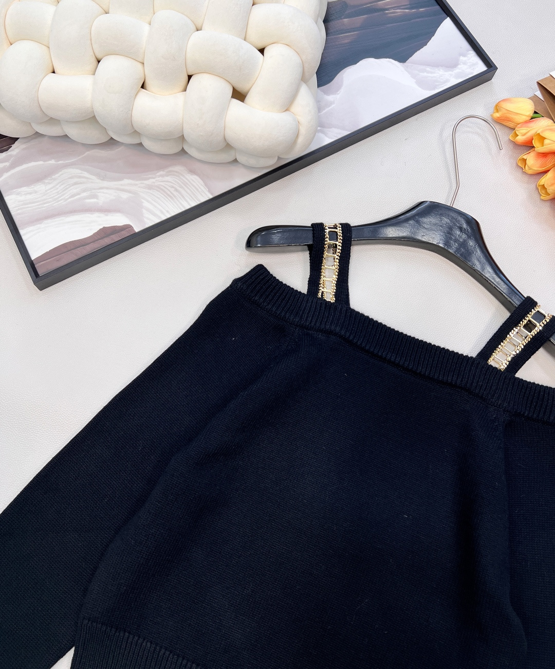 🆕CHANEL新款漏肩链条长袖针织上衣，这款小香风漏肩链条长袖针织上衣，以Chanel标志性的优雅基因，