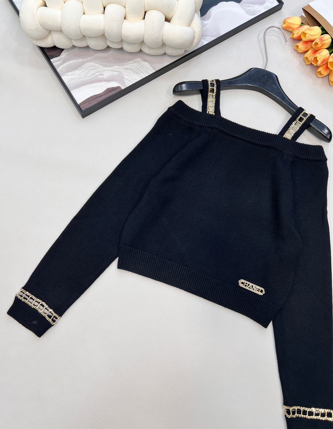 🆕CHANEL新款漏肩链条长袖针织上衣，这款小香风漏肩链条长袖针织上衣，以Chanel标志性的优雅基因，