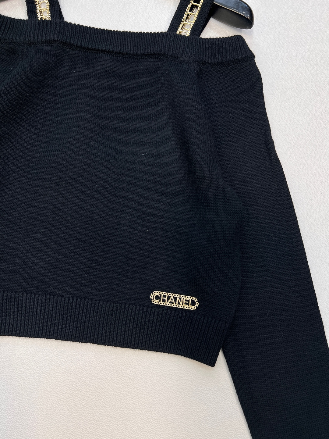 🆕CHANEL新款漏肩链条长袖针织上衣，这款小香风漏肩链条长袖针织上衣，以Chanel标志性的优雅基因，