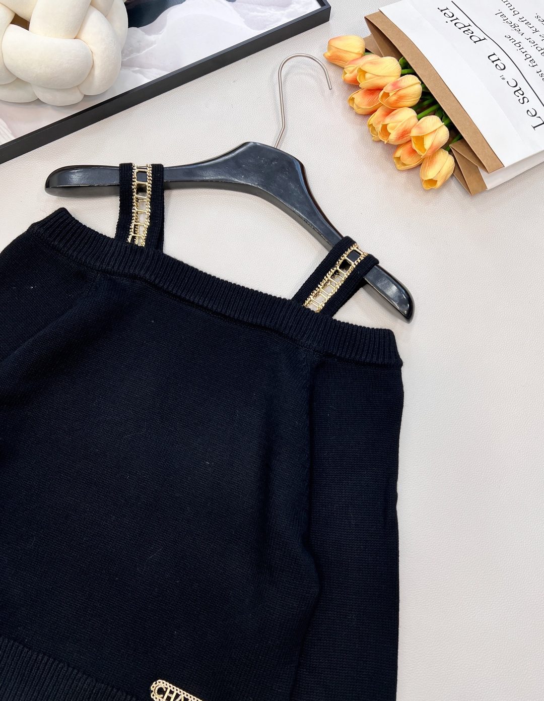 🆕CHANEL新款漏肩链条长袖针织上衣，这款小香风漏肩链条长袖针织上衣，以Chanel标志性的优雅基因，