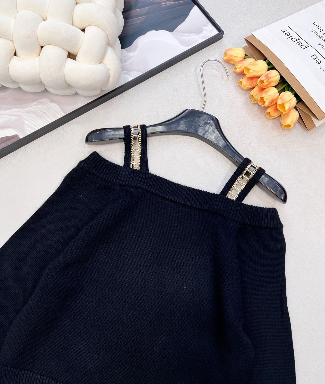 🆕CHANEL新款漏肩链条长袖针织上衣，这款小香风漏肩链条长袖针织上衣，以Chanel标志性的优雅基因，