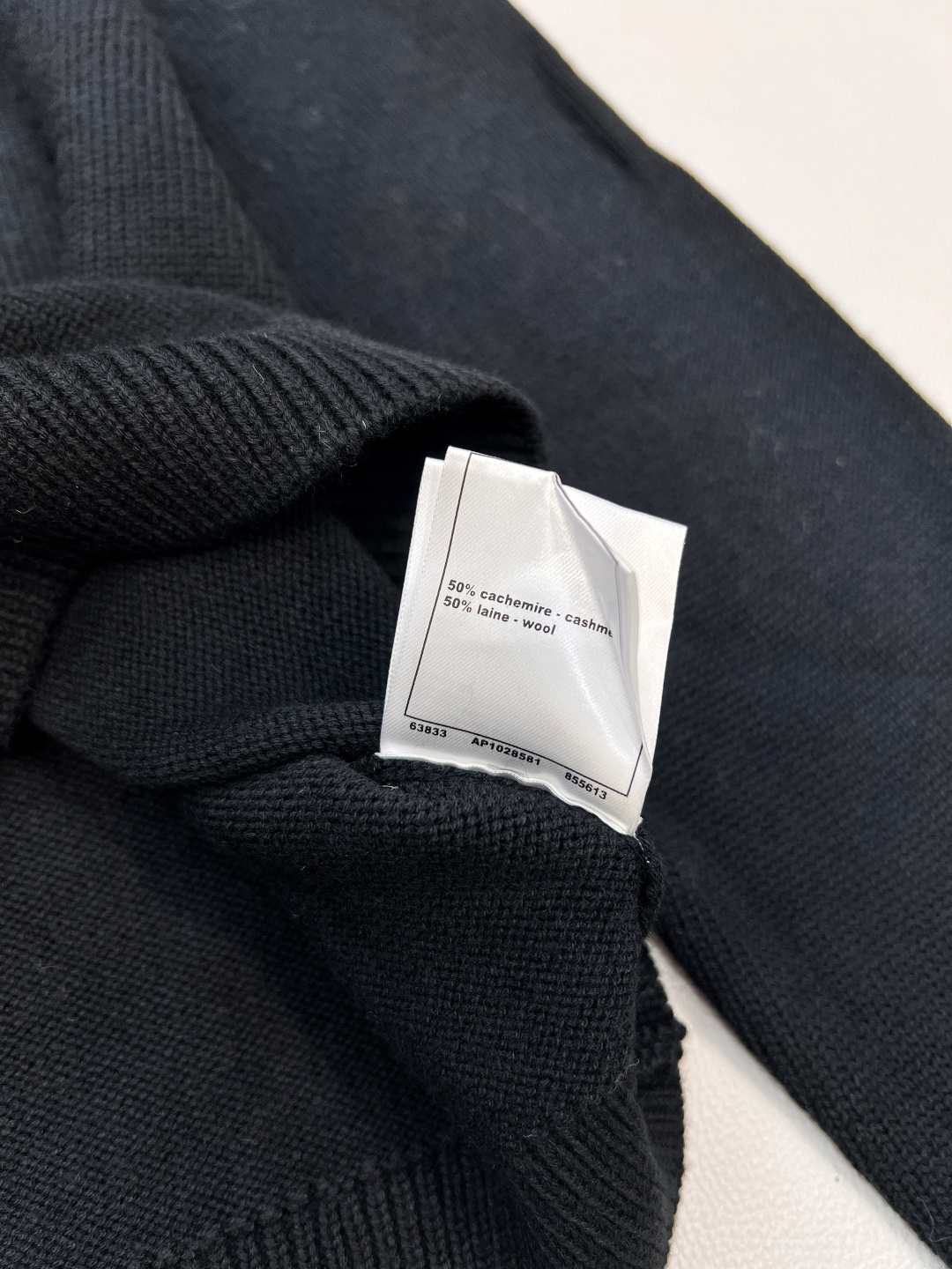 🆕CHANEL新款漏肩链条长袖针织上衣，这款小香风漏肩链条长袖针织上衣，以Chanel标志性的优雅基因，