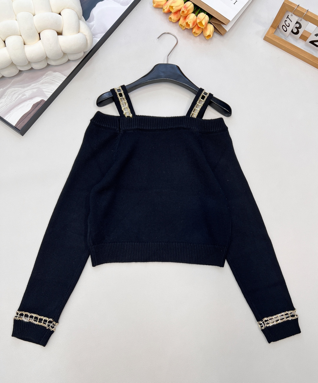 🆕CHANEL新款漏肩链条长袖针织上衣，这款小香风漏肩链条长袖针织上衣，以Chanel标志性的优雅基因，