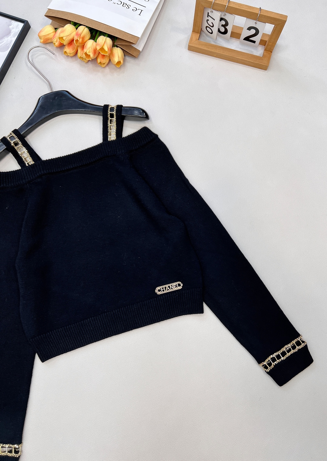 🆕CHANEL新款漏肩链条长袖针织上衣，这款小香风漏肩链条长袖针织上衣，以Chanel标志性的优雅基因，