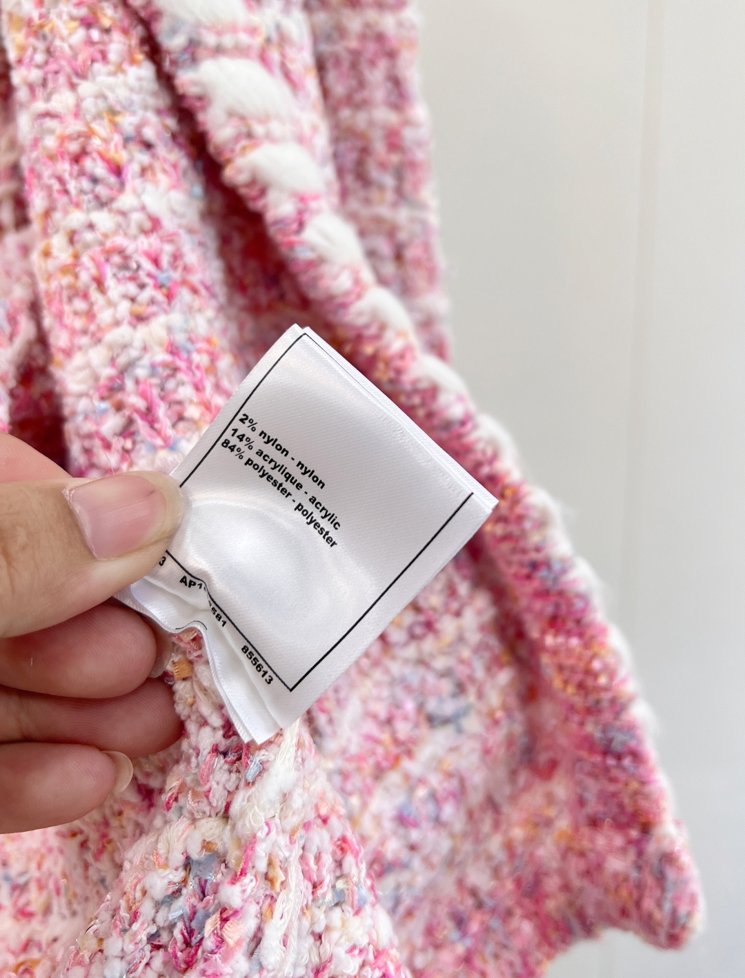 🆕CHANEL新款小香编织针织开衫。当经典粗花呢邂逅柔和粉调，这款小香风编织针织开衫。- 编织肌理：精选