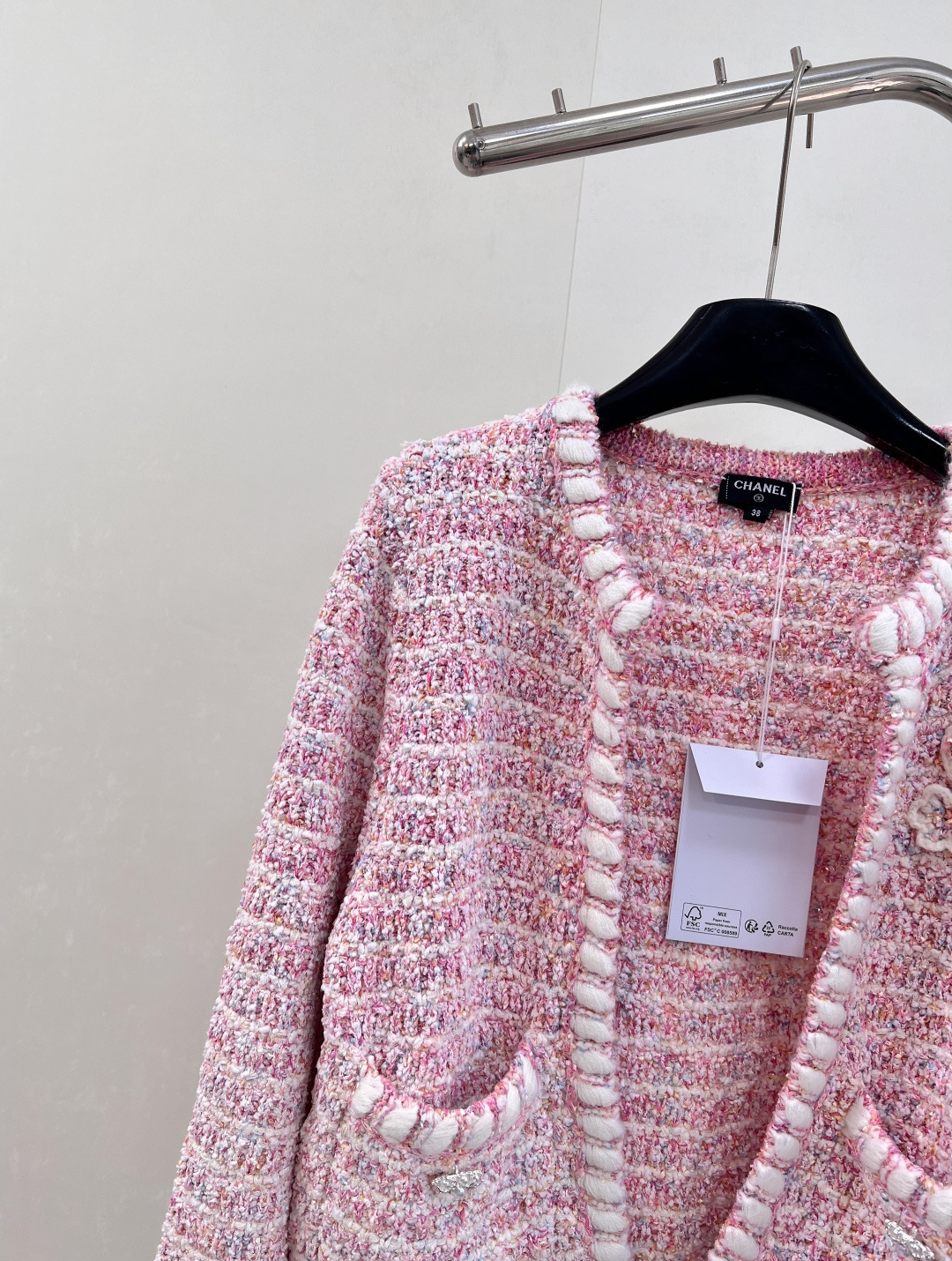 🆕CHANEL新款小香编织针织开衫。当经典粗花呢邂逅柔和粉调，这款小香风编织针织开衫。- 编织肌理：精选