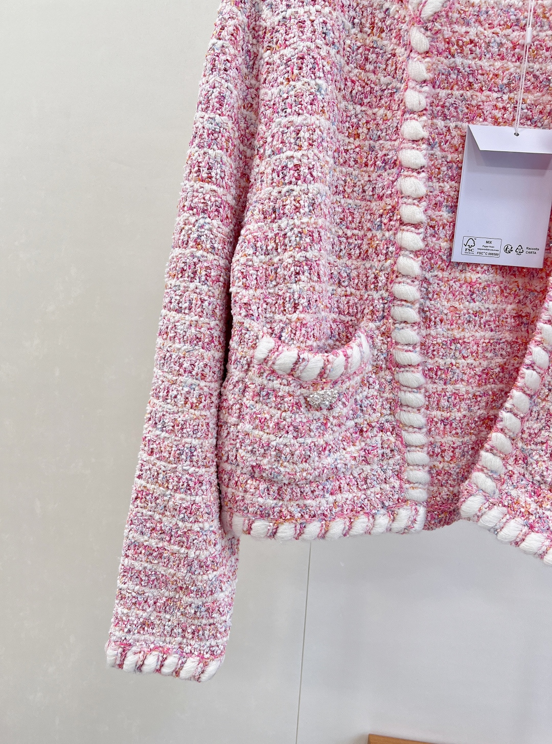 🆕CHANEL新款小香编织针织开衫。当经典粗花呢邂逅柔和粉调，这款小香风编织针织开衫。- 编织肌理：精选