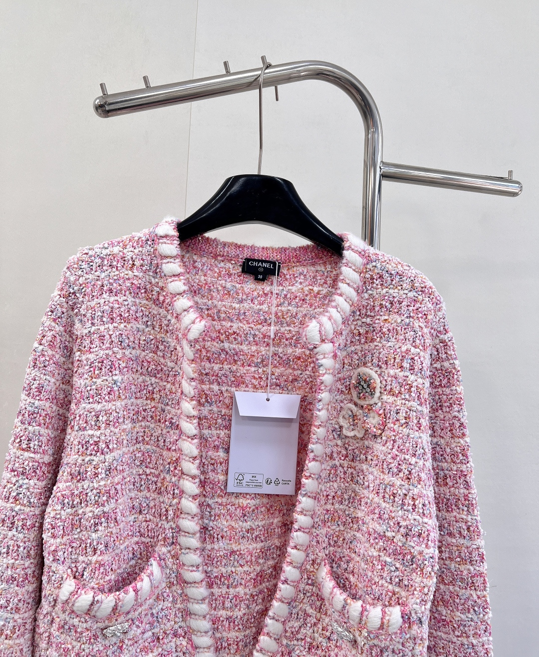 🆕CHANEL新款小香编织针织开衫。当经典粗花呢邂逅柔和粉调，这款小香风编织针织开衫。- 编织肌理：精选