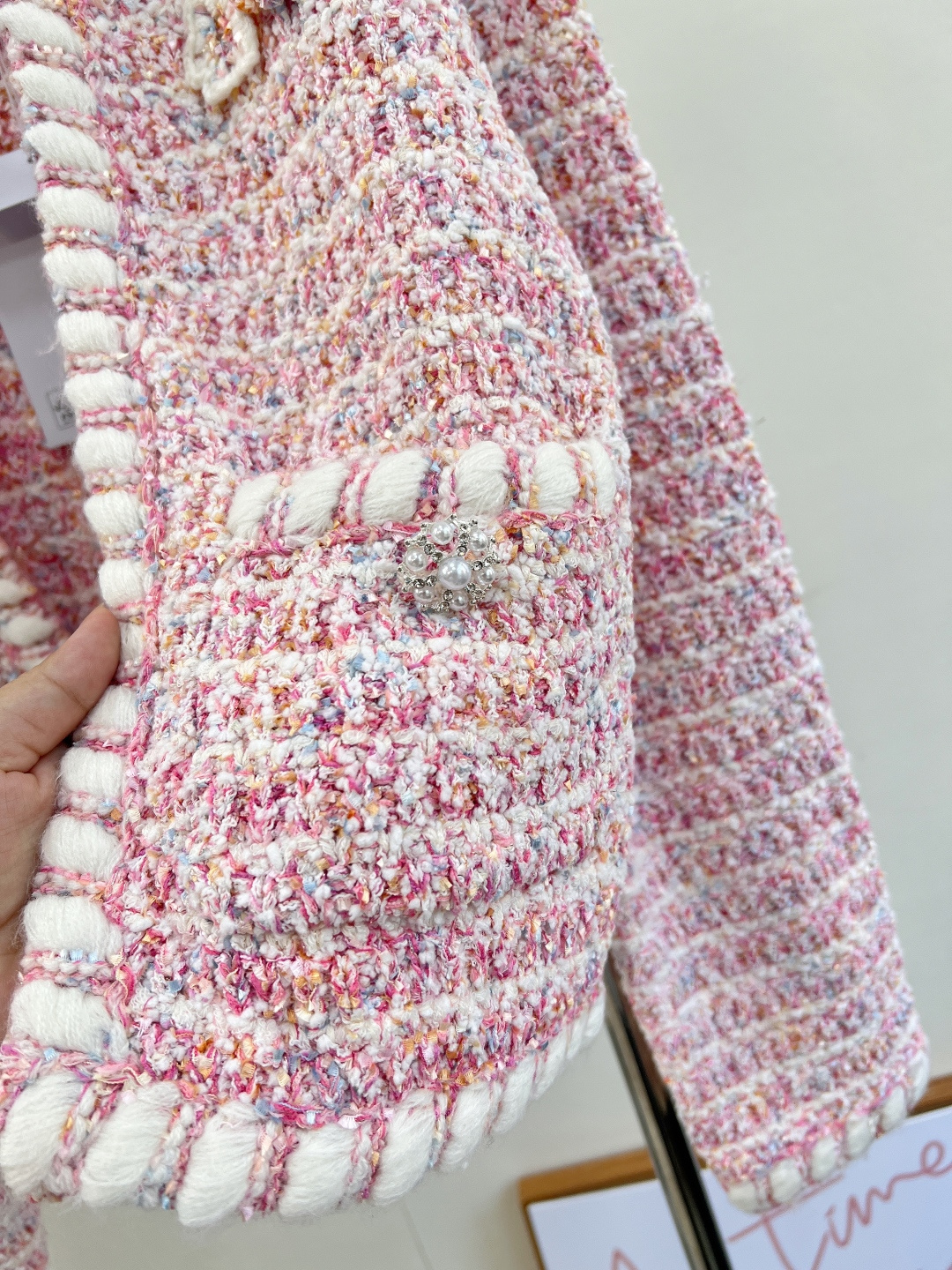 🆕CHANEL新款小香编织针织开衫。当经典粗花呢邂逅柔和粉调，这款小香风编织针织开衫。- 编织肌理：精选