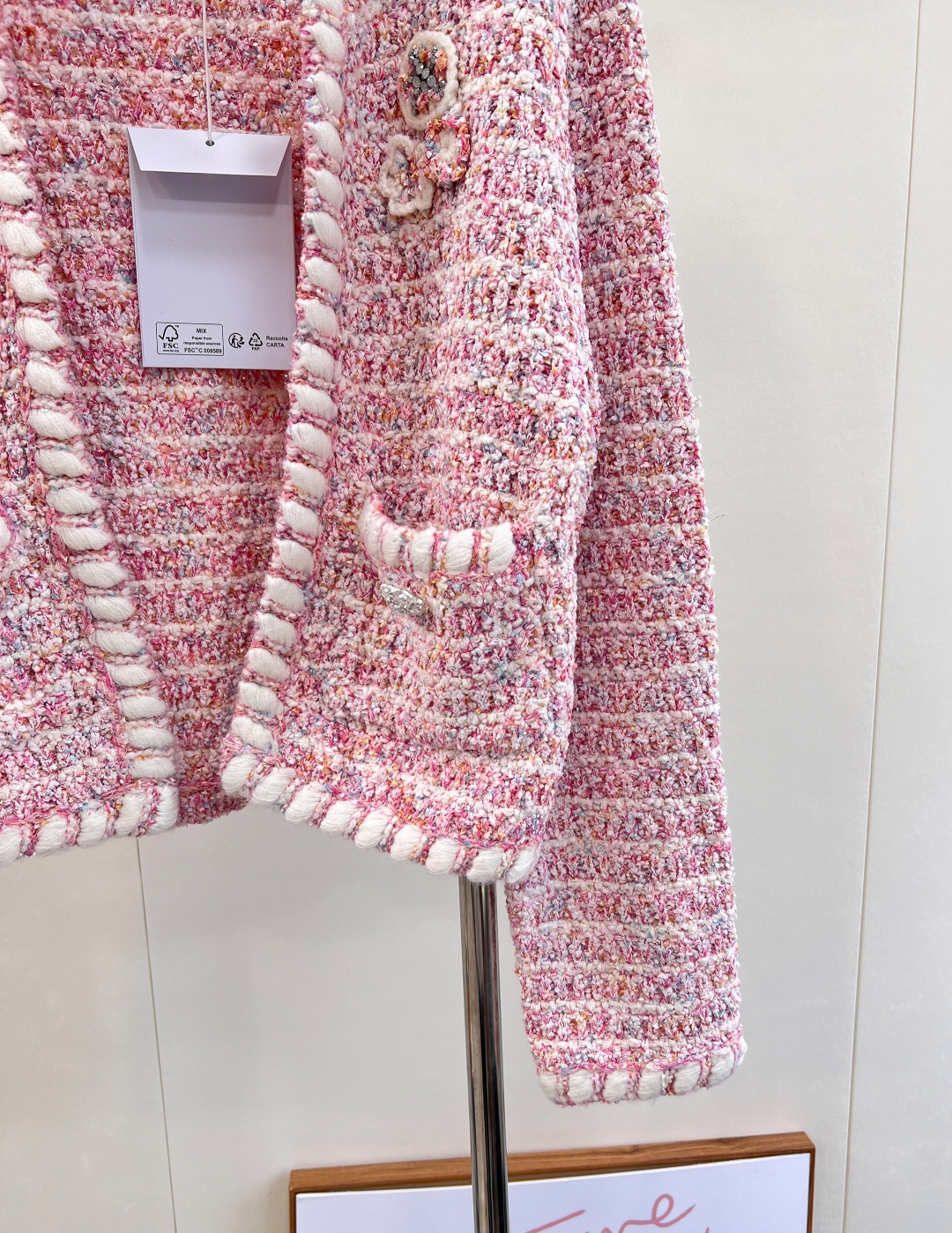 🆕CHANEL新款小香编织针织开衫。当经典粗花呢邂逅柔和粉调，这款小香风编织针织开衫。- 编织肌理：精选