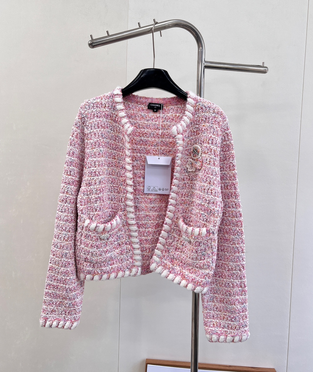 NO:579267,CHANEL's new Xiaoxiang woven knitted cardigan. When classic tweed meets soft pink, this Xiaoxiang woven knitted cardigan. - The woven texture is made of selected multi-color yarns interwoven to create a soft pink tweed texture. Every inch of the fabric contains the warmth of hand-knitting, presenting a rich visual effect. -  The contrasting white woven binding extends along the neckline, placket, pockets and cuffs, just like outlining the delicate outline of the body. The contrasting colors show French elegance. - Flower-shaped embellishments, flower-shaped brooches are embellished on the body, and the combination of pearls and sparkling diamonds injects gorgeous details into the whole. - Pocket details The double pockets are not only a reflection of pragmatism, but the sparkling diamond decoration on the bag mouth echoes the binding technology, making the daily action of inserting pockets full of ritual.  Paired with white suspenders and high-waisted jeans, it is a sweet template for spring street photography; wear it with a dress of the same color and instantly transform into an elegant lady for afternoon tea; even when combined with a simple T-shirt and wide-leg pants, it can enhance the sophistication of the overall look with its own high-luxury texture. From commuting to socializing, it is a 'universal style brick' that can be held in your wardrobe for all occasions. Complete with three standards, large quantities available. Size sml  Coding,,chanel,skirts,jeans,tees,t-shirt,brooch,breastpin,alexander wang19860909CHANEL新款小香编织针织开衫.当经典粗花呢邂逅柔和粉调,这款小香风编织针织开衫. - 编织肌理精选多色纱线交织出柔和粉调粗花呢质感,每一寸织物都蕴含着手工编织的温度,呈现出层次丰富的视觉效果. - 撞色包边白色编织包边沿着领口、门襟、口袋和袖口延伸,如同为衣身勾勒出精致的轮廓线,撞色对比中尽显法式优雅. - 花型点缀,花型胸针缀于衣身,珍珠与闪钻的组合为整体注入华丽细节. - 口袋细节双口袋不仅是实用主义的体现,袋口的闪钻装饰与包边工艺相呼应,让日常插兜的动作都充满仪式感. 搭配白色吊带与高腰牛仔裤,是春日街拍的甜飒范本；内搭同色系连衣裙,即刻变身下午茶的优雅名媛；即便与简约T恤、阔腿裤组合,也能凭借自身的高奢质感,提升整体造型的精致度.从通勤到社交,它是你衣橱里能hold住所有场合的“风格万能砖”.三标齐全,大货出 尺码sml 编码,,chanel,skirts,jeans,tees，t-shirt,brooch，breastpin,alexander wang,Women's clothing