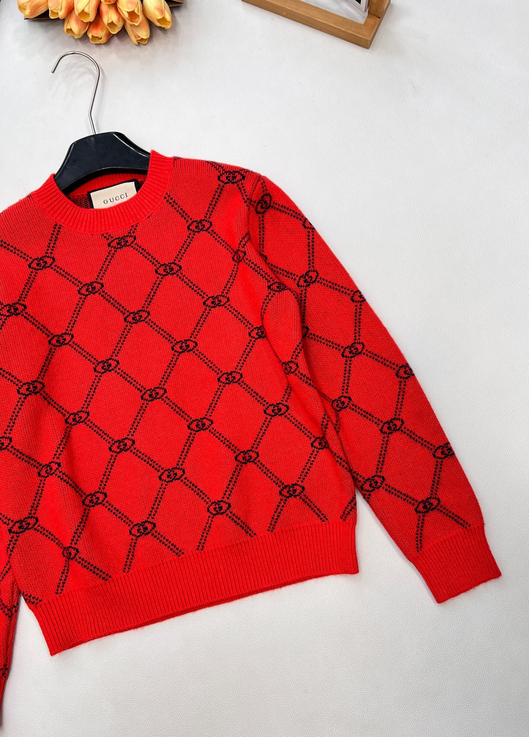 🆕 GUCCI 新年红提花老花毛衣针织衫新年限定红色节日氛围感 双G字母撞色羊毛纱线质感细腻柔软 经典休