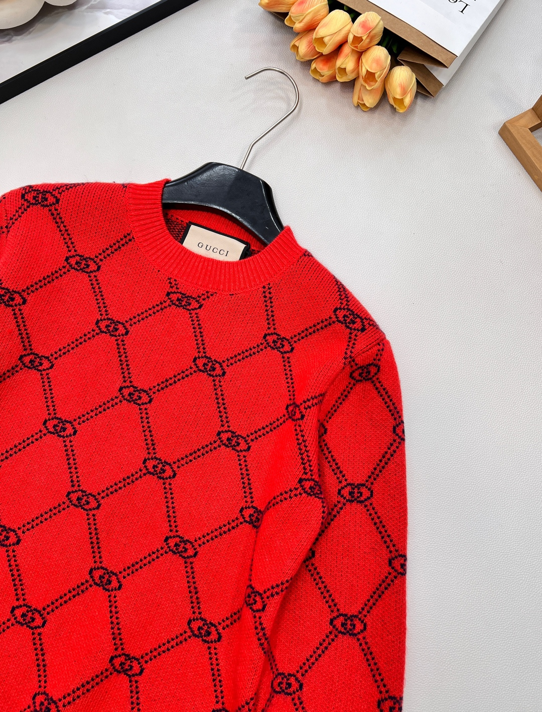 🆕 GUCCI 新年红提花老花毛衣针织衫新年限定红色节日氛围感 双G字母撞色羊毛纱线质感细腻柔软 经典休