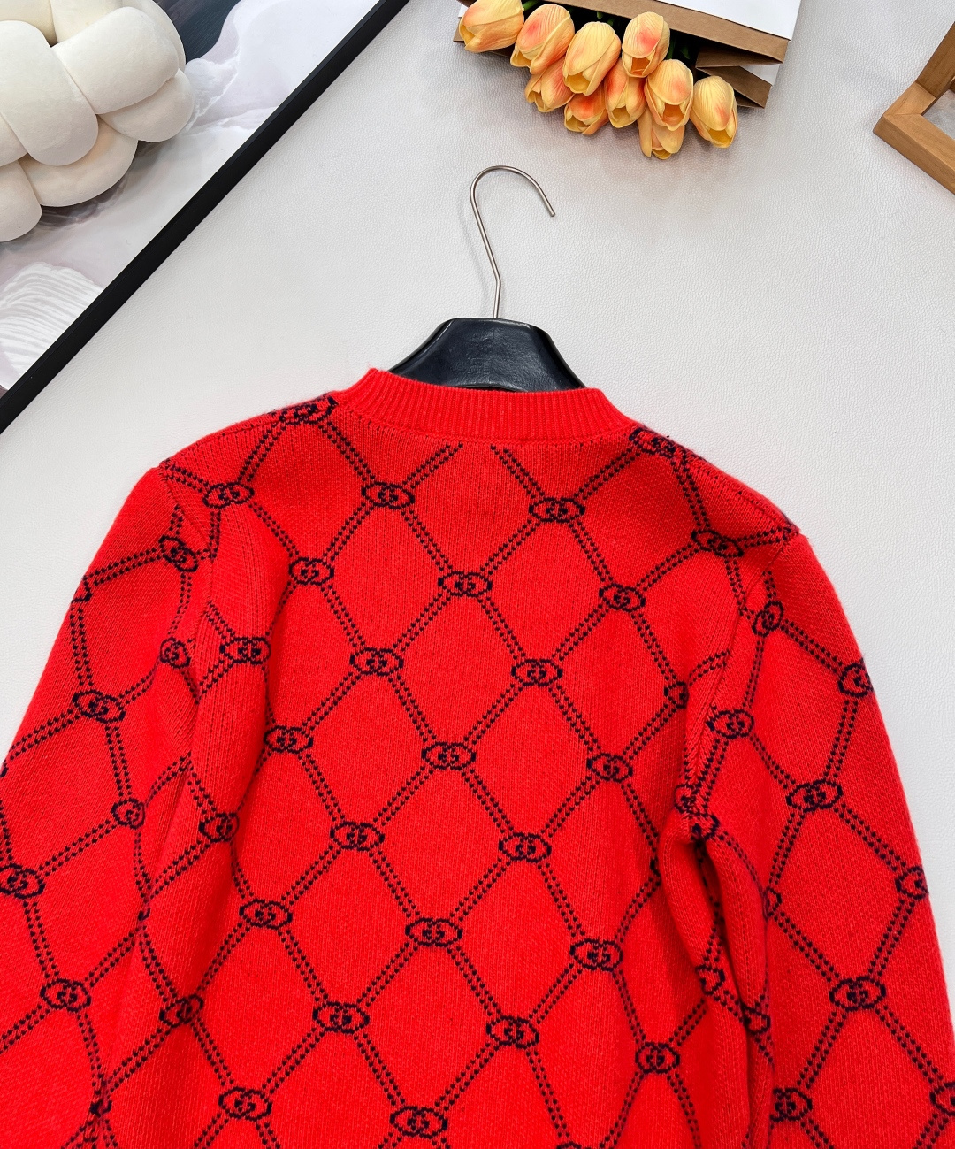 🆕 GUCCI 新年红提花老花毛衣针织衫新年限定红色节日氛围感 双G字母撞色羊毛纱线质感细腻柔软 经典休