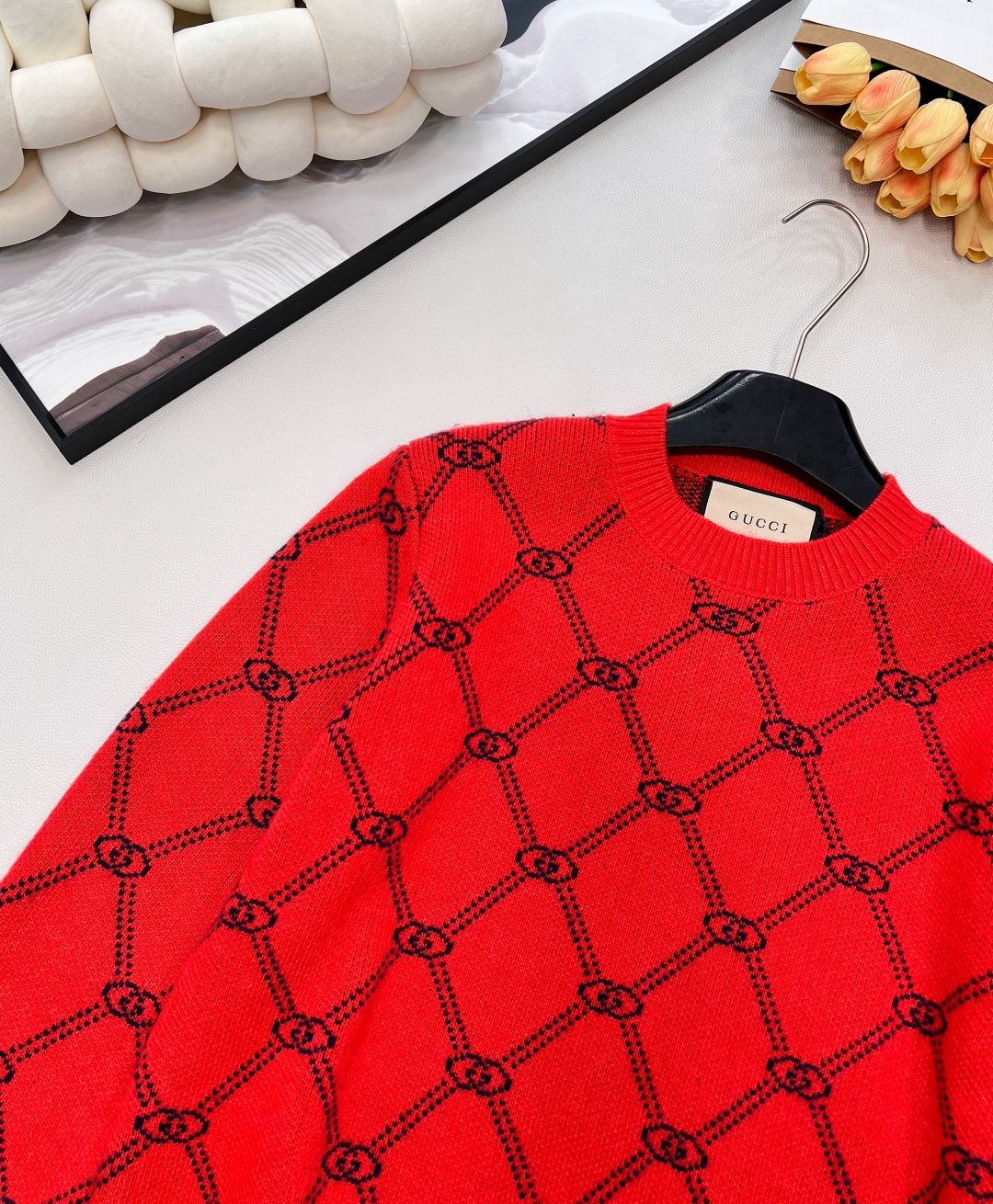 🆕 GUCCI 新年红提花老花毛衣针织衫新年限定红色节日氛围感 双G字母撞色羊毛纱线质感细腻柔软 经典休