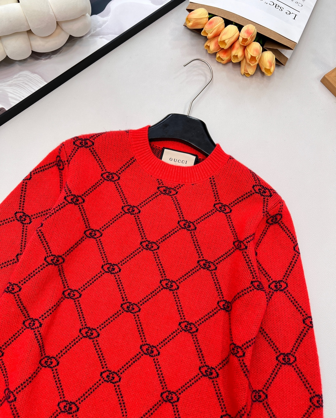 🆕 GUCCI 新年红提花老花毛衣针织衫新年限定红色节日氛围感 双G字母撞色羊毛纱线质感细腻柔软 经典休
