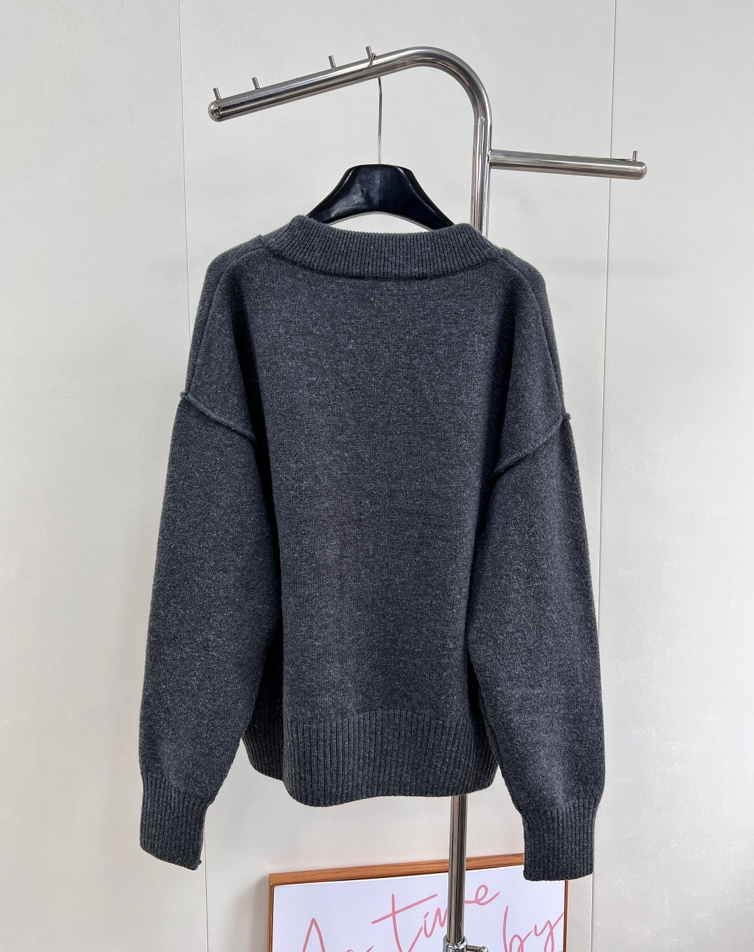 🆕 AMI 25新款 复古深灰大爱心羊毛V领开衫慵懒与心动的碰撞☑️深灰色针织面料自带温柔质感，经典V领