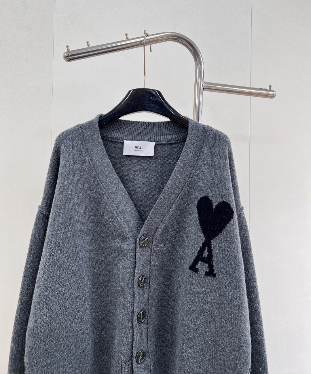 🆕 AMI 25新款 复古深灰大爱心羊毛V领开衫慵懒与心动的碰撞☑️深灰色针织面料自带温柔质感，经典V领