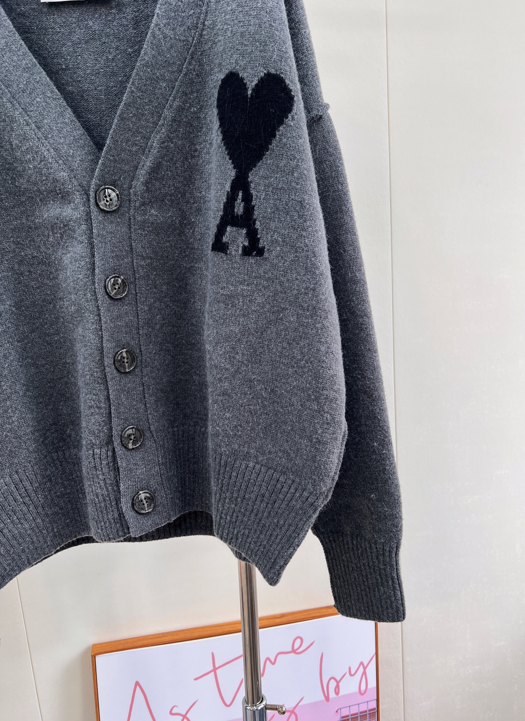 🆕 AMI 25新款 复古深灰大爱心羊毛V领开衫慵懒与心动的碰撞☑️深灰色针织面料自带温柔质感，经典V领