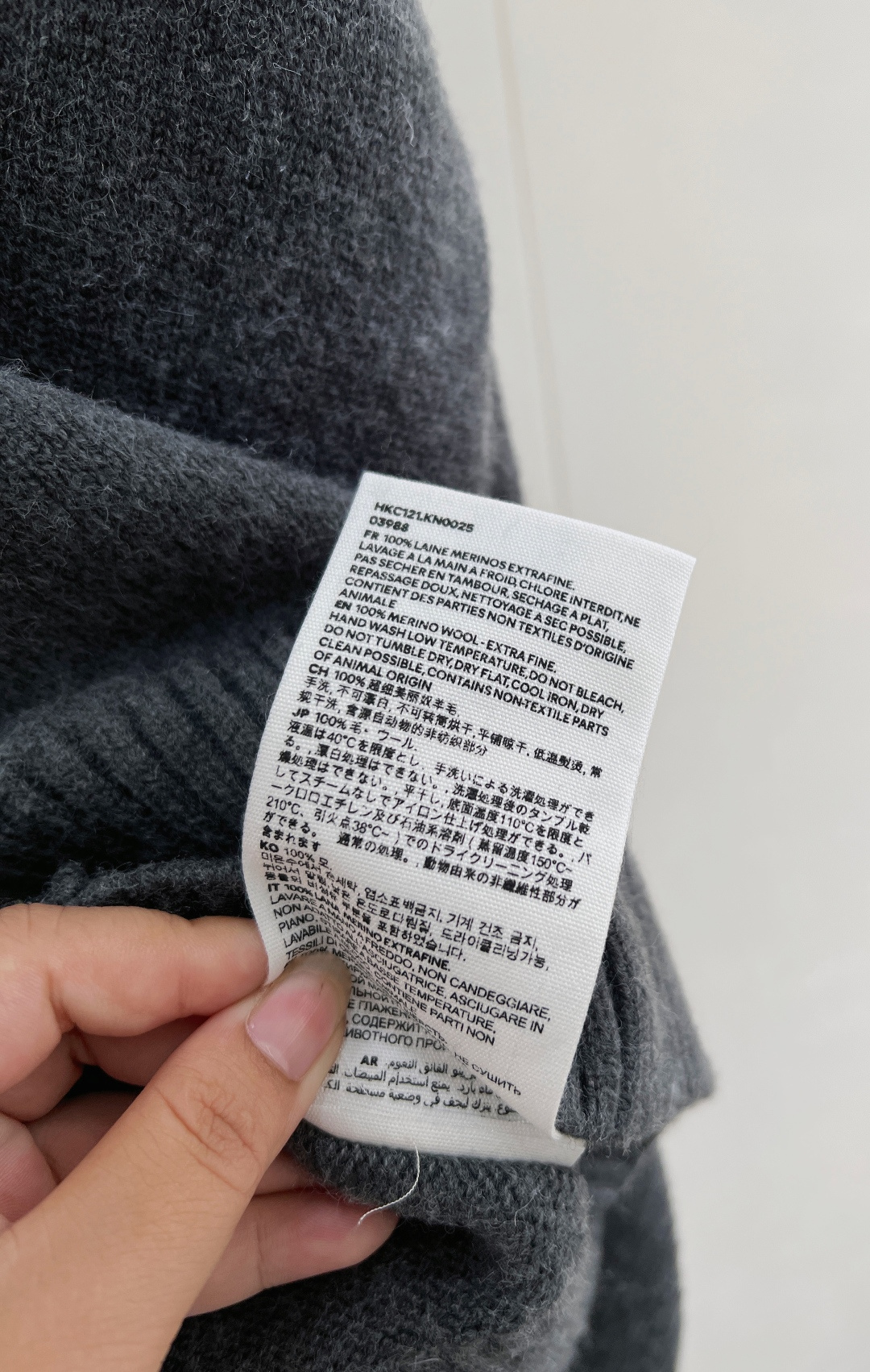 🆕 AMI 25新款 复古深灰大爱心羊毛V领开衫慵懒与心动的碰撞☑️深灰色针织面料自带温柔质感，经典V领