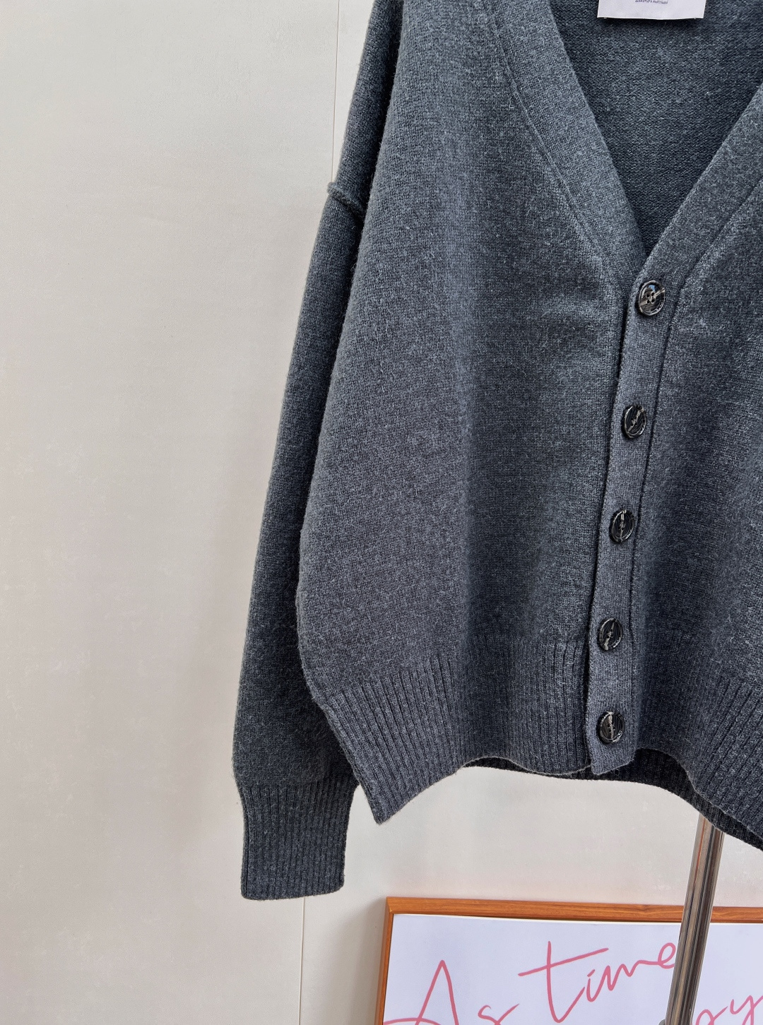 🆕 AMI 25新款 复古深灰大爱心羊毛V领开衫慵懒与心动的碰撞☑️深灰色针织面料自带温柔质感，经典V领