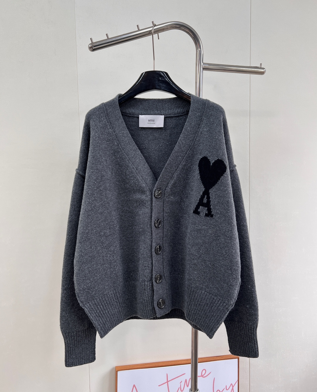 NO:579561,AMI 25 new style retro dark gray big love wool V-neck cardigan, a collision of laziness and excitement. Dark gray knitted fabric has a gentle texture, the classic V-neck design is simple and elegant, and the five black buttons are neat and stylish, making it easy to create a casual tone. Customized letter logo natural horn buttons Ribbed cuffs, collar The V-neck adopts double-layer knitting hemming technology. The shoulder raw edges are turned out and designed. Completely 1:1 development  The three-dimensional black love heart embroidery on the chest is the finishing touch, injecting a sense of playfulness and agility into the basic style, allowing the outfit to be simple and full of subtlety. The loose shoulder cut is friendly to all body shapes, and is great when worn alone or layered. Whether it is worn with a white T for a casual style, or with a shirt for a casual style, you can easily capture the autumn atmosphere and is a textured choice for daily outings. Dark color  The logo is simple and recognizable, and the texture is versatile online. When you go out on the street or check in at a coffee shop every day, you will have a sense of atmosphere when you wear it. You can easily get the same fashion sense ~ complete three standards, large quantities, size SML code, shirts, alexander wang19860909AMI 25新款 复古深灰大爱心羊毛V领开衫 慵懒与心动的碰撞 深灰色针织面料自带温柔质感,经典V领设计简约大气,五粒黑色纽扣利落有型,轻松打造随性腔调. 定制字母logo天然牛角扣 罗纹袖口,领口 V领采用双层针织包边工艺 肩部毛边外翻工艺设计 完全1:1开发 胸前立体黑色爱心刺绣是点睛之笔,为基础款注入俏皮灵动感,让穿搭在简约中藏满小心机. 宽松落肩剪裁对各种身形友好,单穿叠搭都出彩,无论是搭配白T走休闲风,还是内搭衬衫走轻熟路线,都能轻松拿捏秋日氛围感,是日常出街的质感之选 深色 Logo简约又有辨识度,质感在线还百搭,日常出街或咖啡店打卡,穿上就很有氛围感,轻松get同款时尚感～三标齐全,大货出 尺码sml 编码,,shirts,alexander wang,Women's clothing