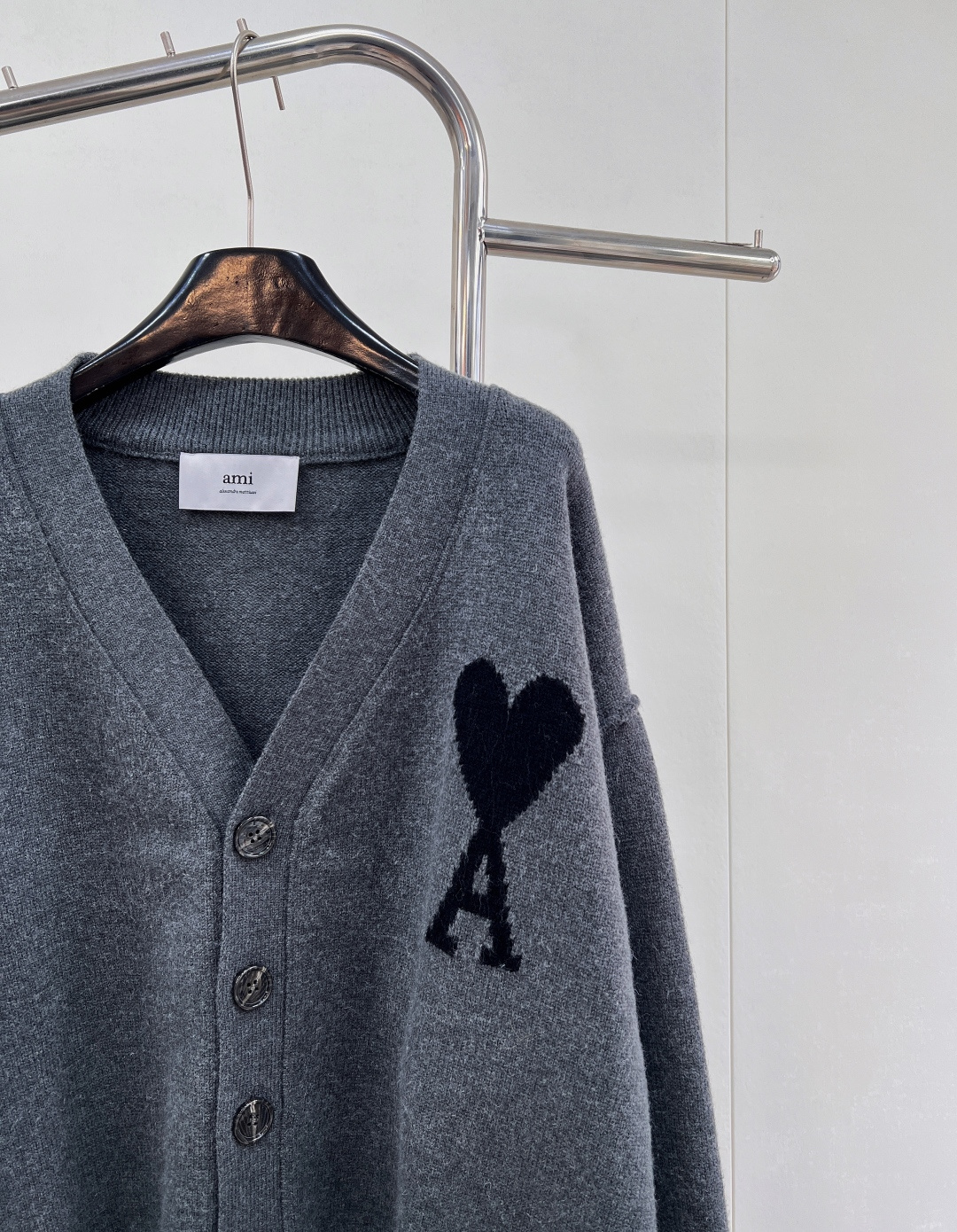 🆕 AMI 25新款 复古深灰大爱心羊毛V领开衫慵懒与心动的碰撞☑️深灰色针织面料自带温柔质感，经典V领