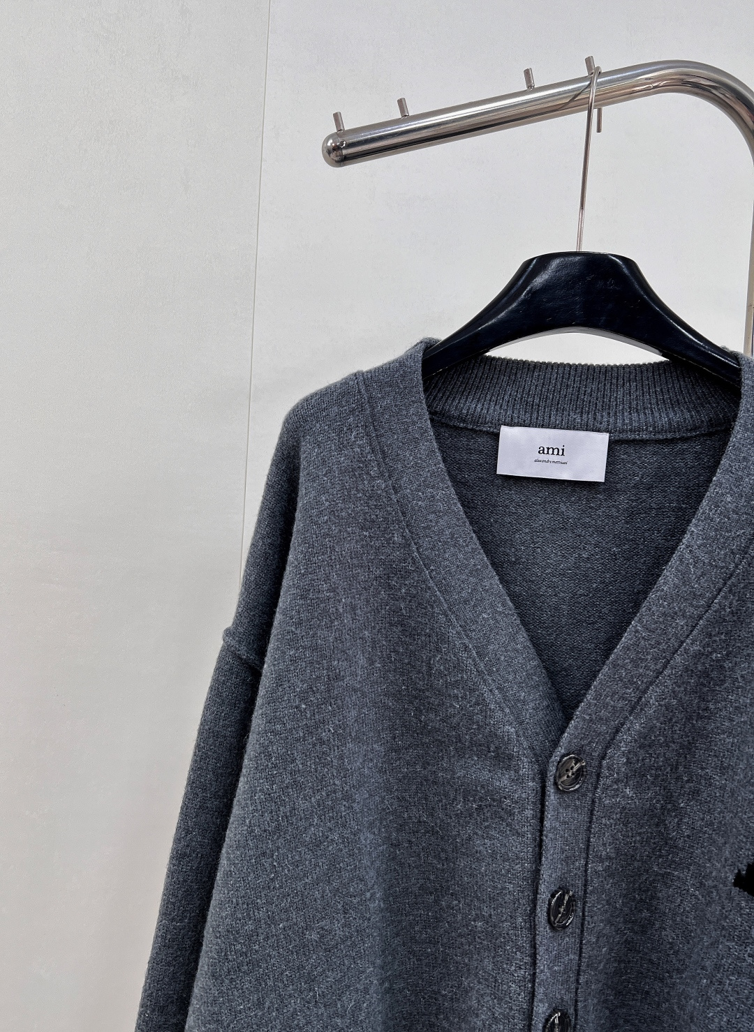 🆕 AMI 25新款 复古深灰大爱心羊毛V领开衫慵懒与心动的碰撞☑️深灰色针织面料自带温柔质感，经典V领