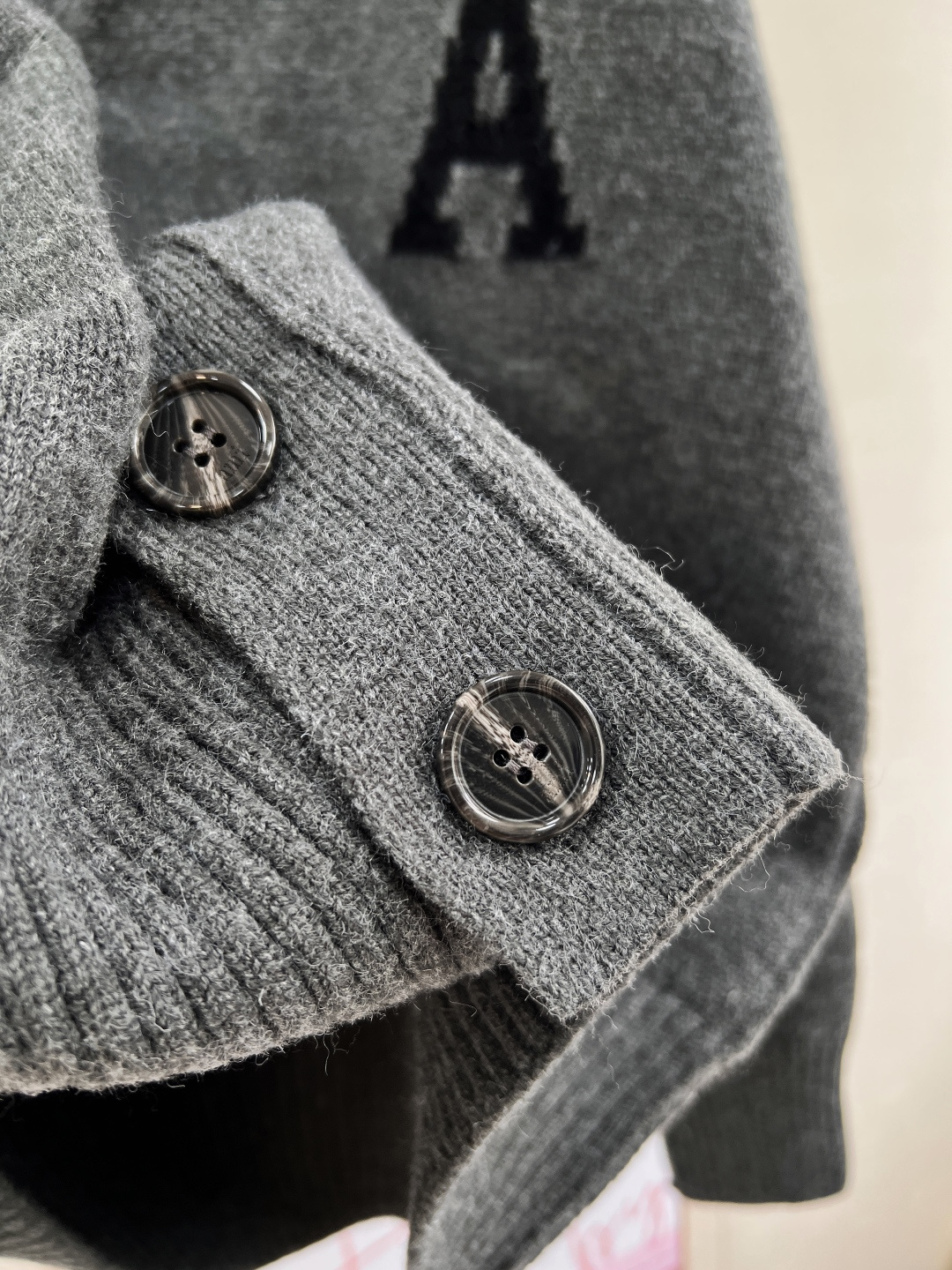 🆕 AMI 25新款 复古深灰大爱心羊毛V领开衫慵懒与心动的碰撞☑️深灰色针织面料自带温柔质感，经典V领