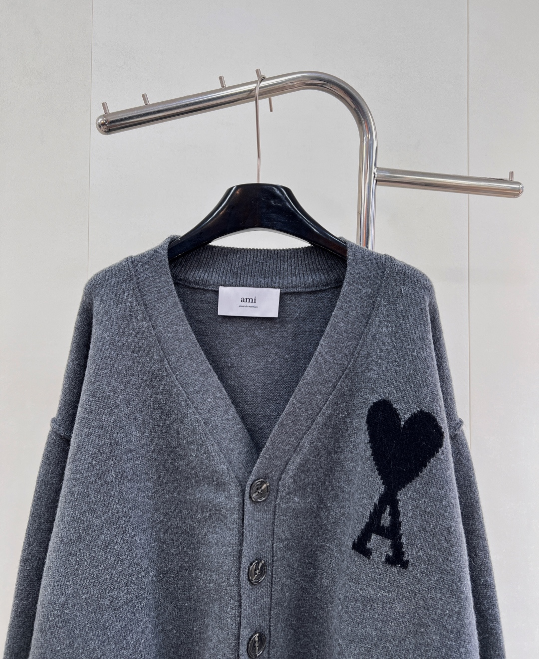 🆕 AMI 25新款 复古深灰大爱心羊毛V领开衫慵懒与心动的碰撞☑️深灰色针织面料自带温柔质感，经典V领
