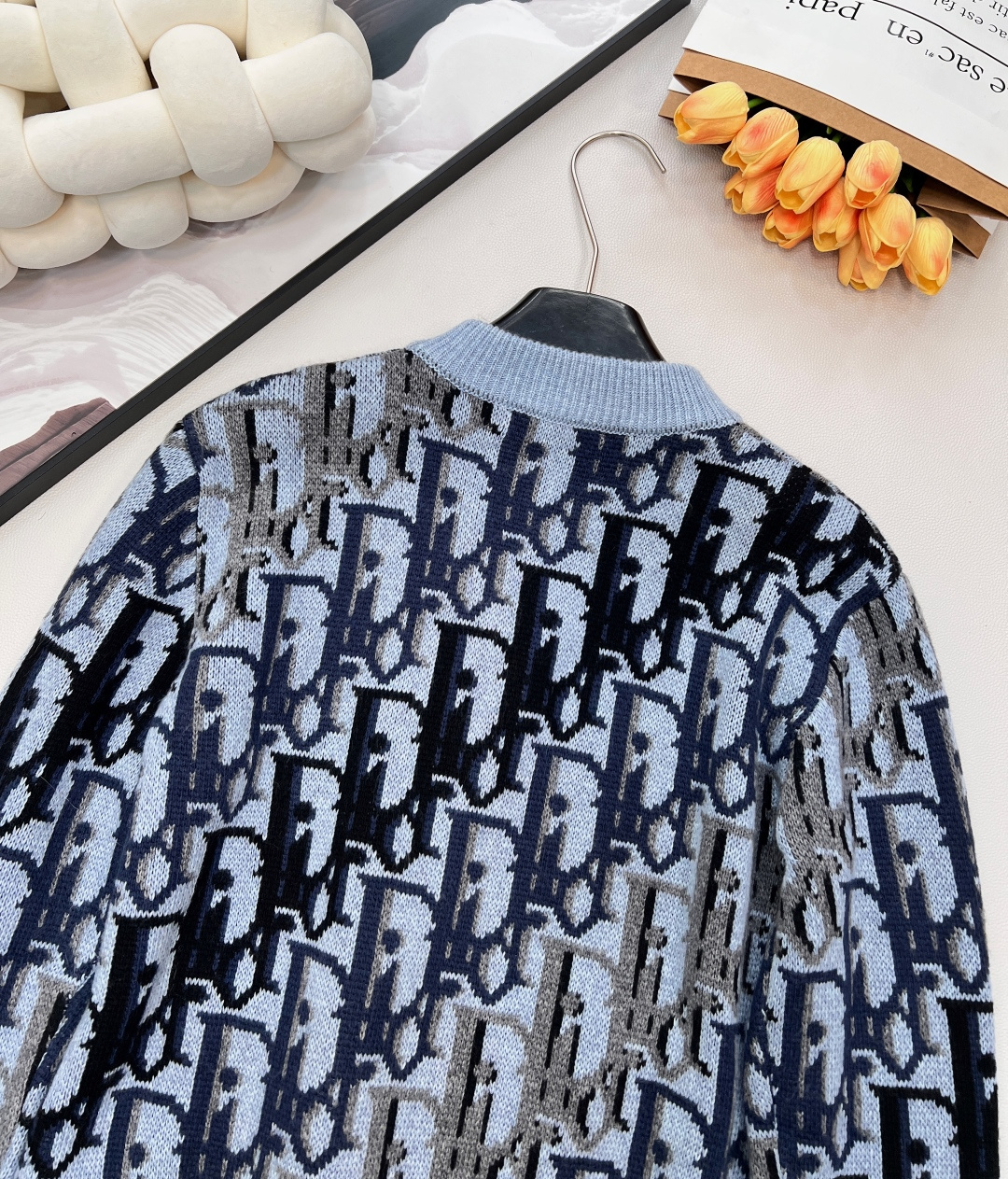 🆕Dior25新款针织开衫长袖🛒满幅标志性Dior字母提花 棒球领拉链设计 利落有型 细节处针织纹理细腻