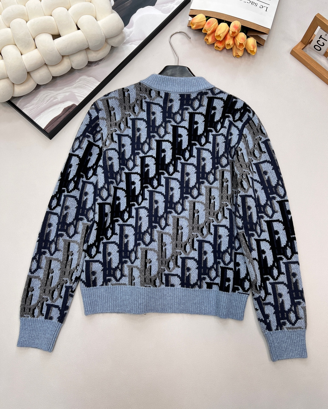 🆕Dior25新款针织开衫长袖🛒满幅标志性Dior字母提花 棒球领拉链设计 利落有型 细节处针织纹理细腻