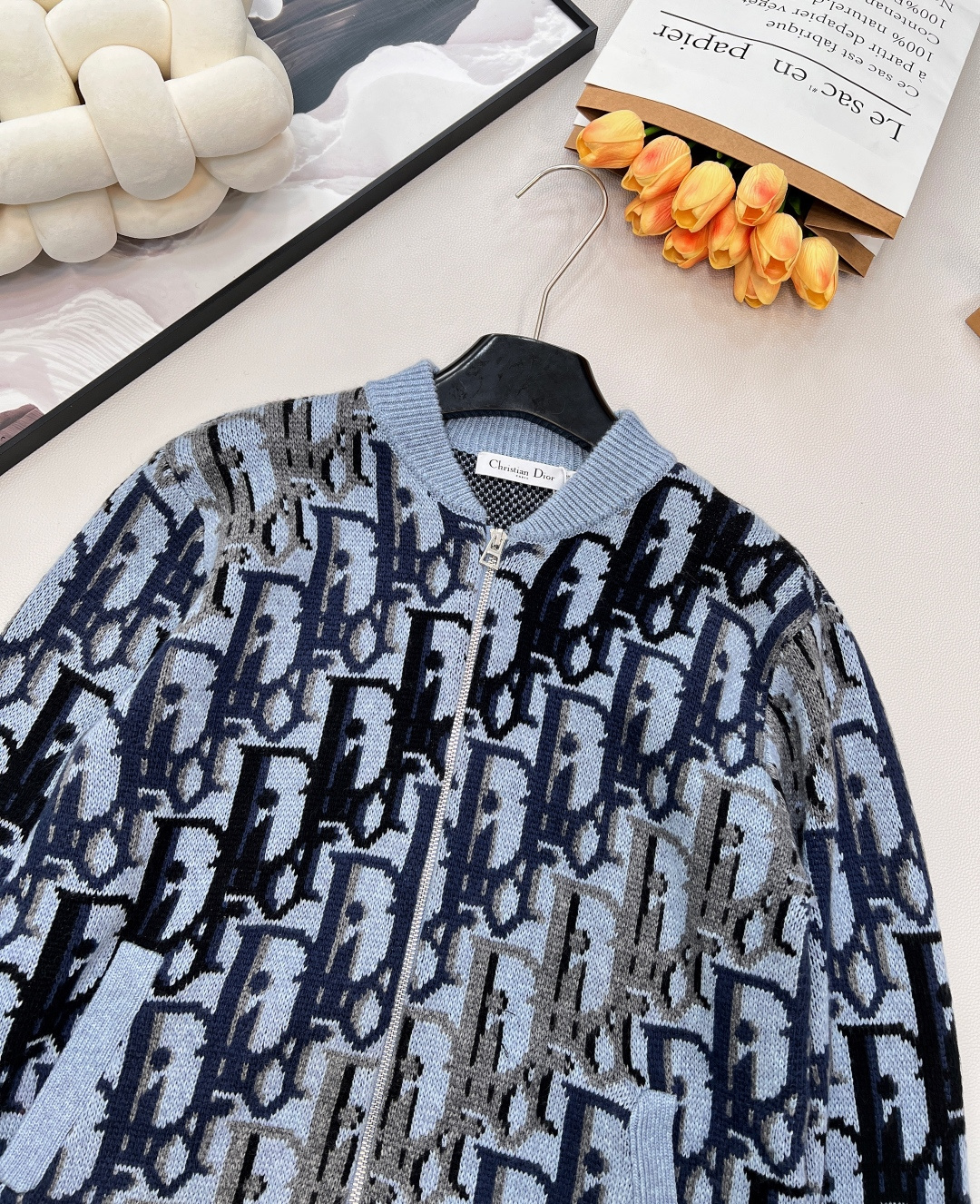 🆕Dior25新款针织开衫长袖🛒满幅标志性Dior字母提花 棒球领拉链设计 利落有型 细节处针织纹理细腻