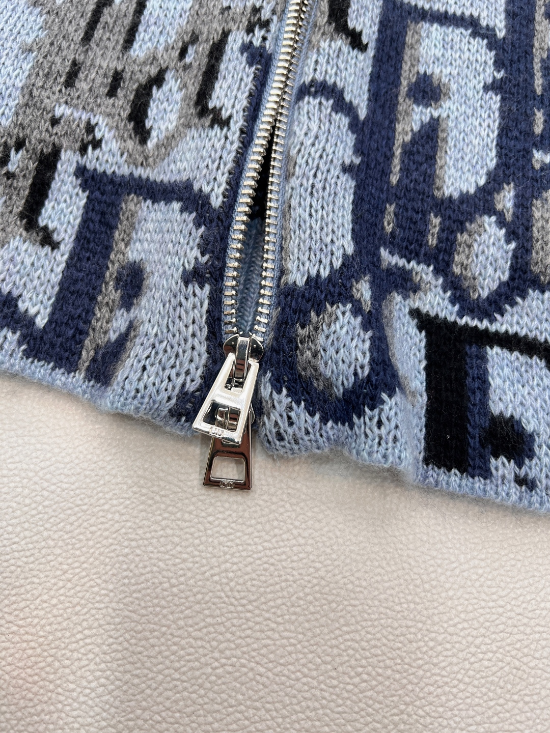 🆕Dior25新款针织开衫长袖🛒满幅标志性Dior字母提花 棒球领拉链设计 利落有型 细节处针织纹理细腻