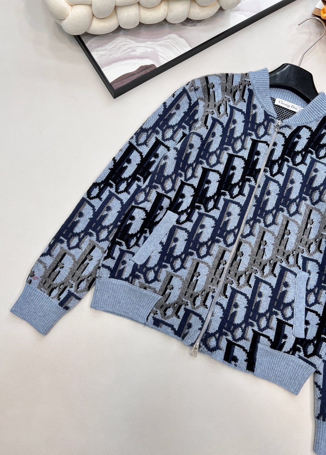 🆕Dior25新款针织开衫长袖🛒满幅标志性Dior字母提花 棒球领拉链设计 利落有型 细节处针织纹理细腻