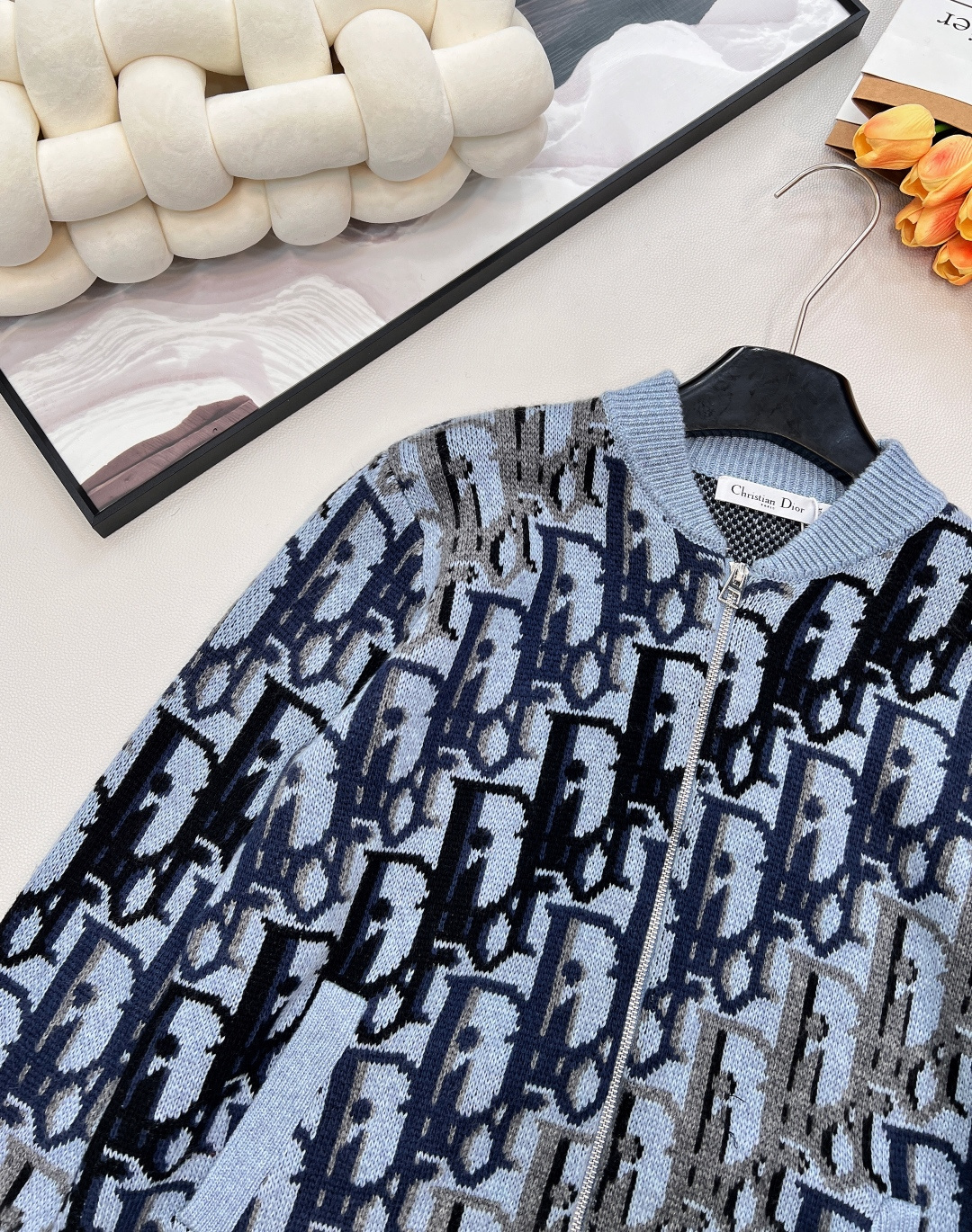 🆕Dior25新款针织开衫长袖🛒满幅标志性Dior字母提花 棒球领拉链设计 利落有型 细节处针织纹理细腻