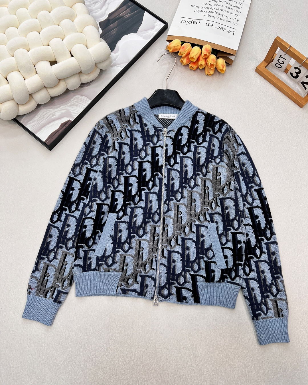 NO:586862,Dior25's new long-sleeved knitted cardigan is embellished with the iconic Dior letter jacquard. The baseball collar zipper design is neat and stylish. The knitted texture is fine in the details. The pockets and ribbed cuffs show texture. The stand-up collar zipper cardigan is elegant and stylish when opened and closed.  Synchronized with the official website, original custom-made sheep blended wool yarn, skin-friendly, soft and waxy, thick and full. Fixed dyeing on the panel, two-way zipper, special washing process, specific hardware, 1:1 replica. Heavy production of the same style for men and women, complete with three standards, large shipments. Size sml code, dior, alexander wang19860909Dior25新款针织开衫长袖满幅标志性Dior字母提花 棒球领拉链设计 利落有型 细节处针织纹理细腻 口袋与罗纹收口尽显质感 ,立领拉链开衫,一开一合间,优雅自成风度. 官网同步,原版定制绵羊混纺毛纱线,亲肤软糯,厚实饱满.对板定染,双向拉链,特殊洗水工艺,特定五金,1:1复刻 重工制作男女同款,三标齐全,大货出 尺码sml 编码,,dior,alexander wang,Women's clothing