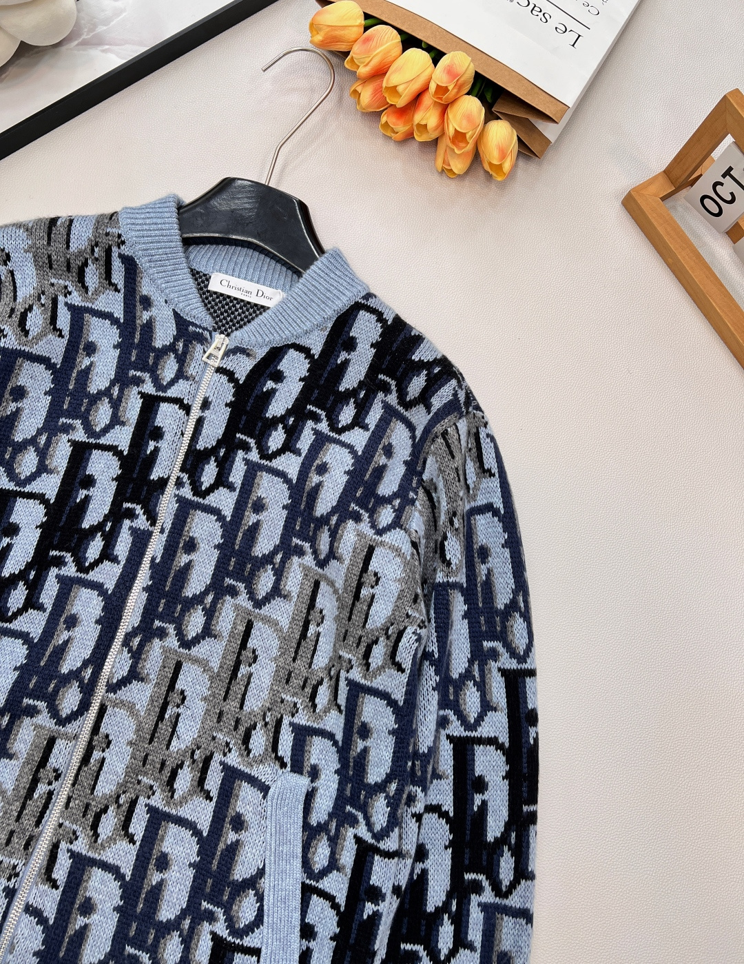 🆕Dior25新款针织开衫长袖🛒满幅标志性Dior字母提花 棒球领拉链设计 利落有型 细节处针织纹理细腻