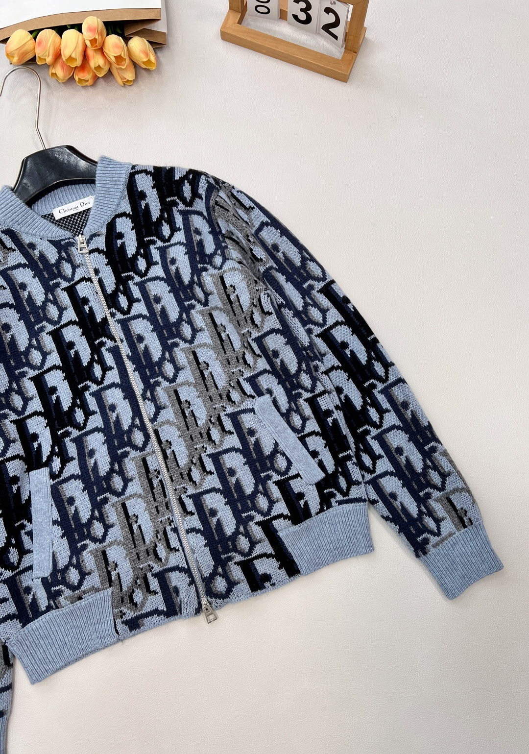 🆕Dior25新款针织开衫长袖🛒满幅标志性Dior字母提花 棒球领拉链设计 利落有型 细节处针织纹理细腻