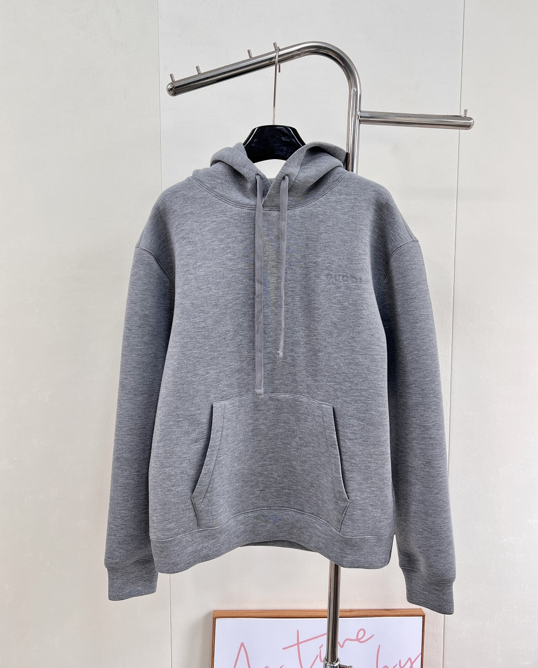 NO:579558,Gucci's new hooded drawstring sweatshirt, customized YB imported air cotton material, warm and comfortable in autumn and winter, crisp and stylish, hooded sweatshirt cut, drawstring adjustment, with the brand logo embroidered on the chest to show more personality, highlight the brand positioning, enhance the texture, the best choice for daily casual wear, high-end fashion. Customized fabrics and accessories, complete three standards, the same style for men and women!  Big shipment, size smlxl, code G,,gucci,hoodie,sweatshirts,hats,alexander wang19860909Gucci新款连帽抽绳卫衣,定制YB进口空气全棉材质,秋冬保暖舒适,挺括有型,连帽卫衣剪裁,抽绳调节,配合胸前刺绣品牌徽标更显个性,彰显品牌定位,提升质感,日常休闲穿搭不二之选,高级时髦.定制面辅料 ,三标齐全,男女同款！大货出 尺码smlxl 编码G,,gucci,hoodie,sweatshirts,hats,alexander wang,Women's clothing