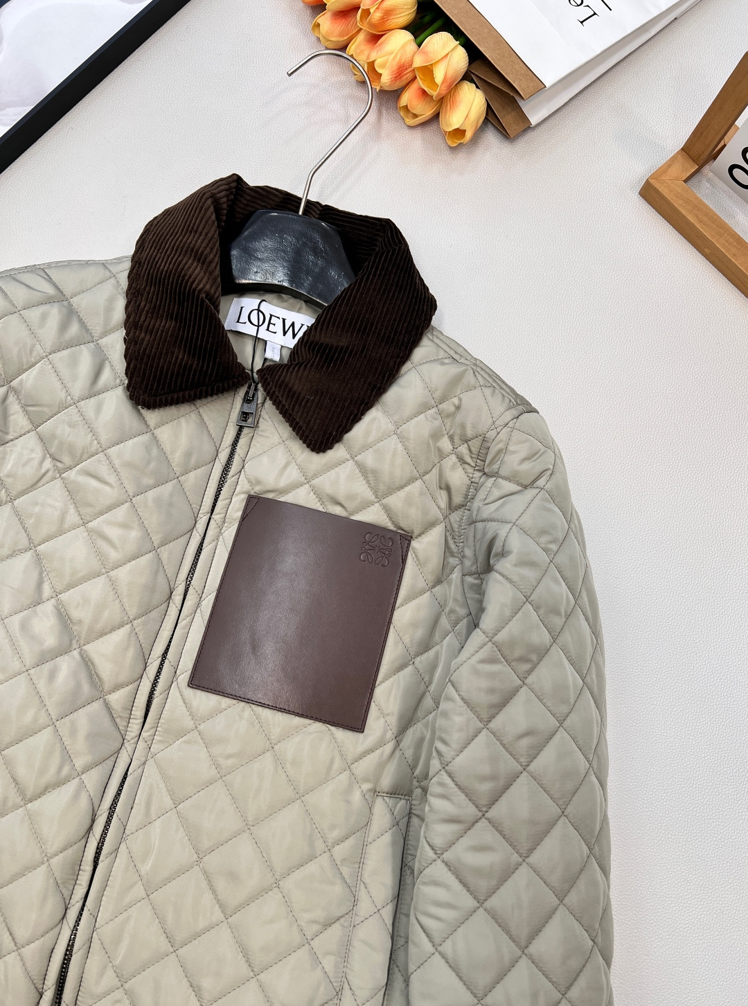 🆕Loewe2025新款灯芯绒领菱格纹棉服外套，定制YB防风防水尼龙材质，羽绒棉填充内里，整件轻盈保暖，