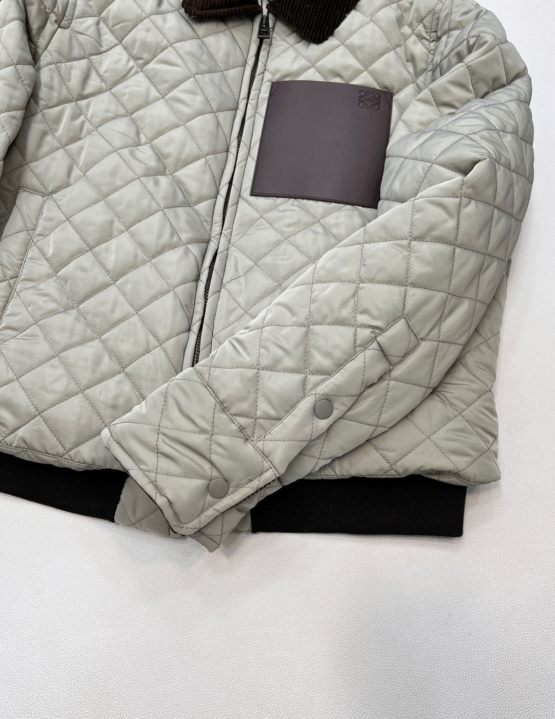 🆕Loewe2025新款灯芯绒领菱格纹棉服外套，定制YB防风防水尼龙材质，羽绒棉填充内里，整件轻盈保暖，