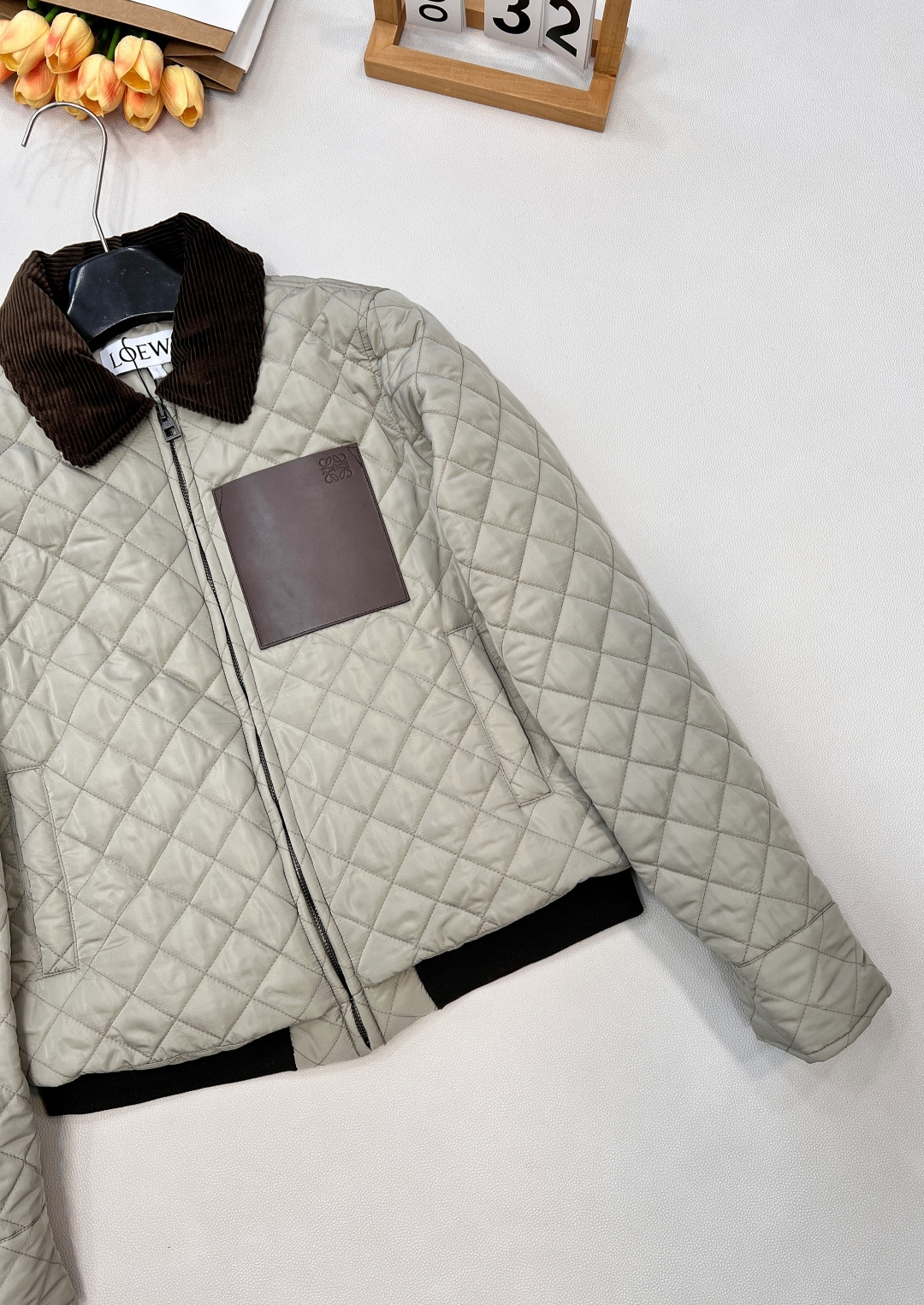 🆕Loewe2025新款灯芯绒领菱格纹棉服外套，定制YB防风防水尼龙材质，羽绒棉填充内里，整件轻盈保暖，