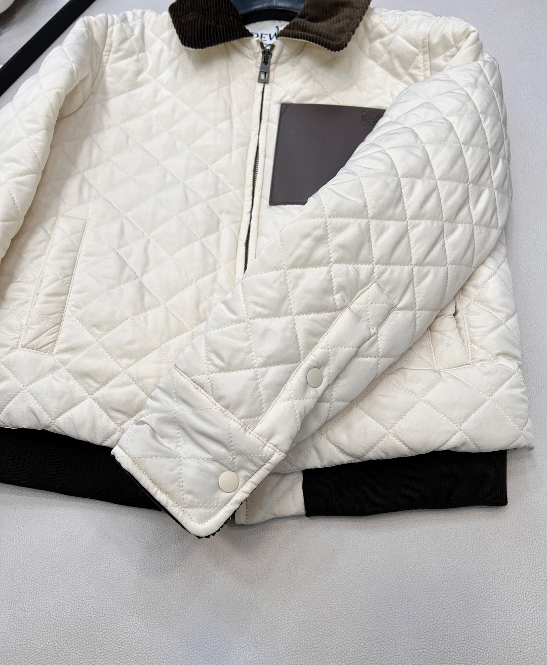 🆕Loewe2025新款灯芯绒领菱格纹棉服外套，定制YB防风防水尼龙材质，羽绒棉填充内里，整件轻盈保暖，