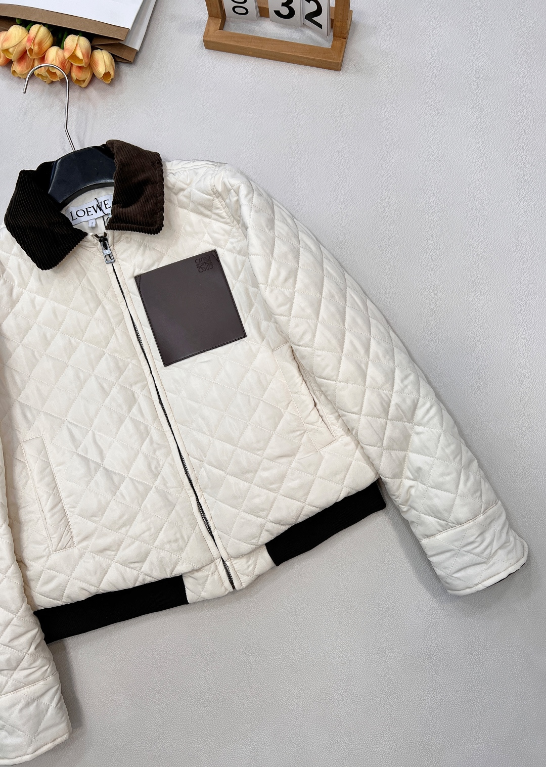 🆕Loewe2025新款灯芯绒领菱格纹棉服外套，定制YB防风防水尼龙材质，羽绒棉填充内里，整件轻盈保暖，