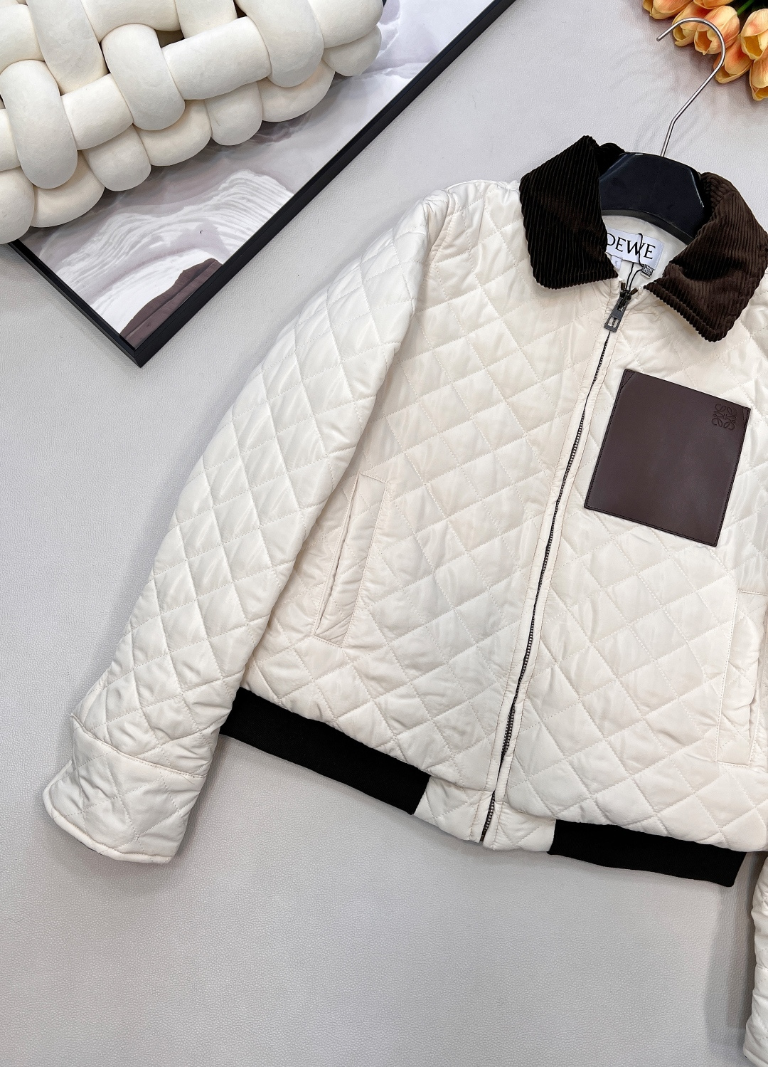 🆕Loewe2025新款灯芯绒领菱格纹棉服外套，定制YB防风防水尼龙材质，羽绒棉填充内里，整件轻盈保暖，