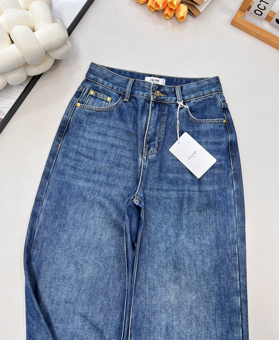 🆕CELINE新款后袋贴布绣抓毛牛仔裤，高端牛仔棉面料，软的牛仔面料质地舒适，内里抓毛设计，上身柔软，面