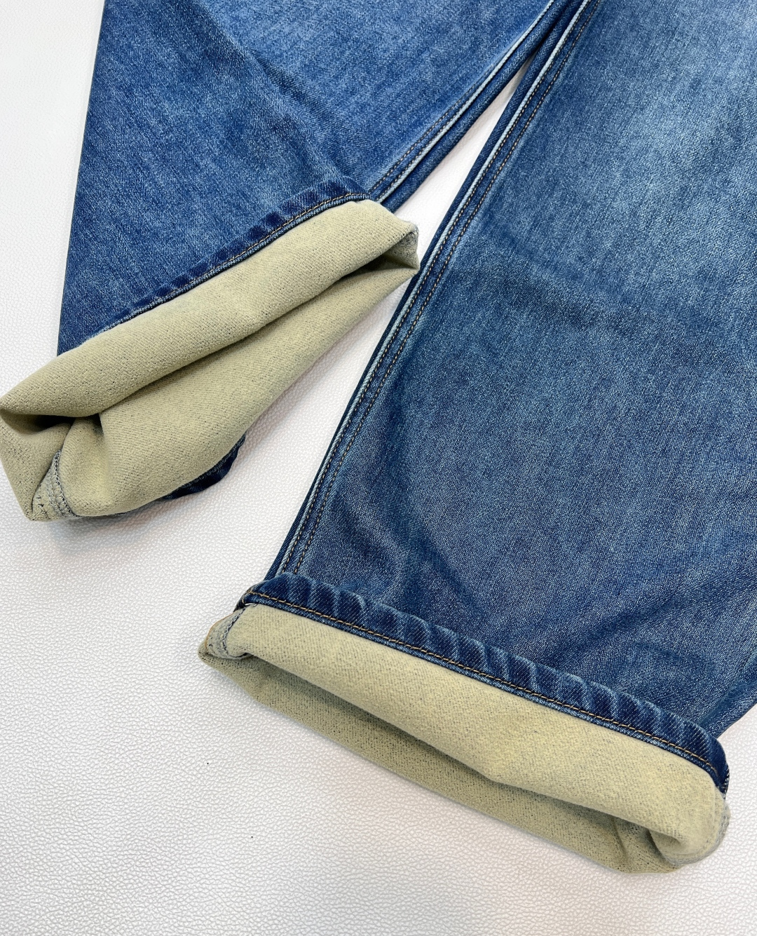 🆕CELINE新款后袋贴布绣抓毛牛仔裤，高端牛仔棉面料，软的牛仔面料质地舒适，内里抓毛设计，上身柔软，面