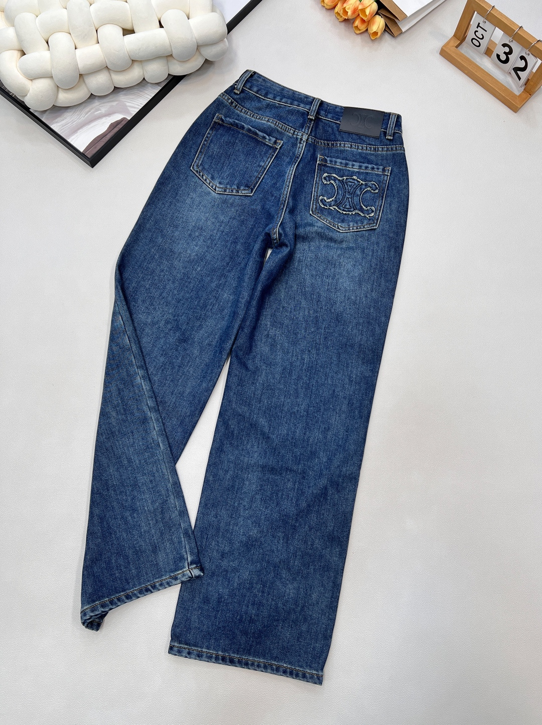 🆕CELINE新款后袋贴布绣抓毛牛仔裤，高端牛仔棉面料，软的牛仔面料质地舒适，内里抓毛设计，上身柔软，面