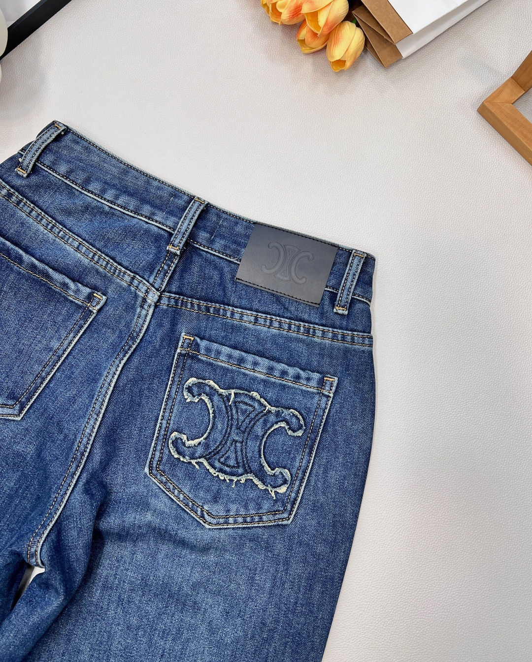 🆕CELINE新款后袋贴布绣抓毛牛仔裤，高端牛仔棉面料，软的牛仔面料质地舒适，内里抓毛设计，上身柔软，面